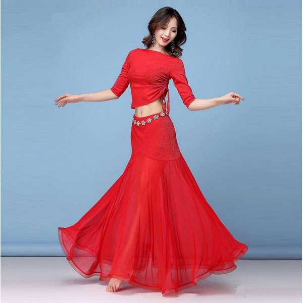 Tenue de danse orientale pour femme débutante et intérmédiaire. Cet  ensemble existe en différentes tailles et couleurs : violet, rose et bleu.  Orné de strass, de paillettes, de sequins, cette tenue est